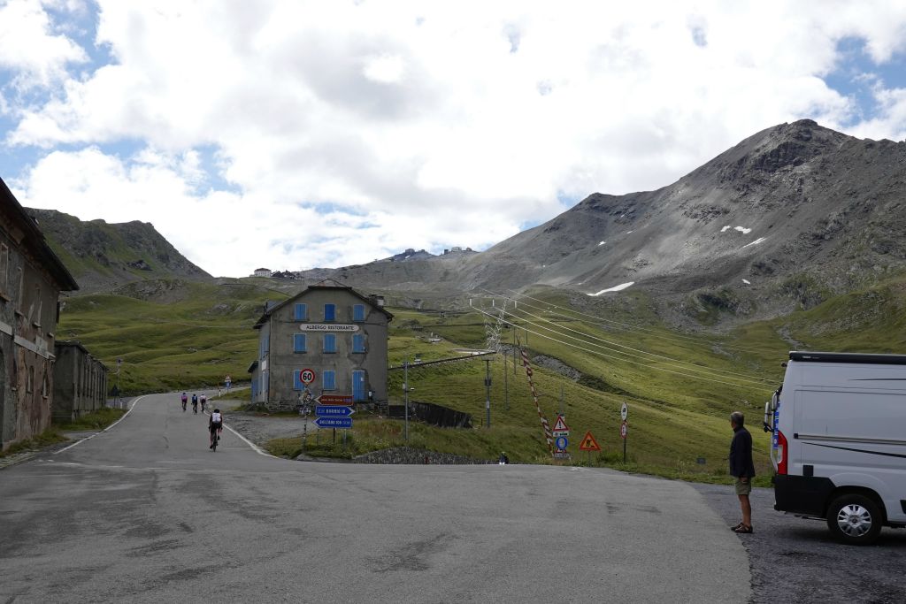 Le Pass Umbrail marque la frontière avec la Suisse. On aperçoit le Col Stelvio très très équipé